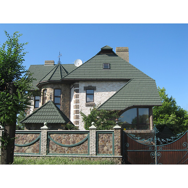 Текстура и цвет композитной черепицы Metrotile Greenstone Детальный вид матовой поверхности композитной черепицы Metrotile Classic Greenstone с зеленой посыпкой